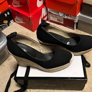 Used black wedges